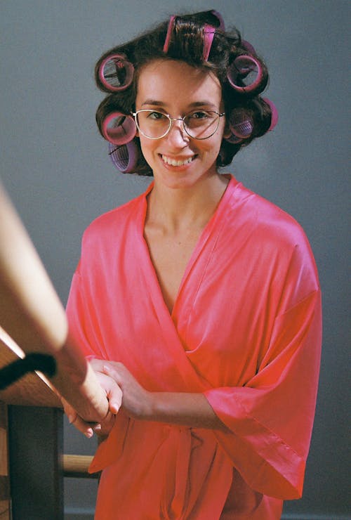 一個穿著浴袍的女人捲著頭髮