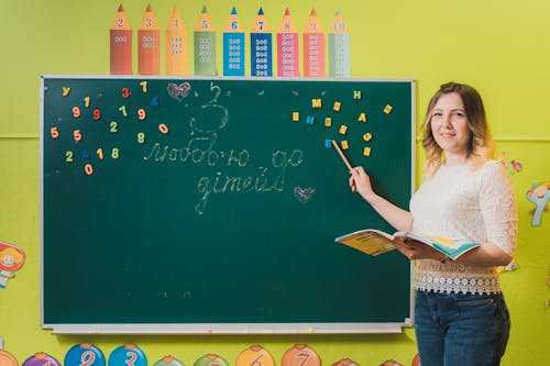 Gratis lagerfoto af blondine, klasseværelse, kvinde