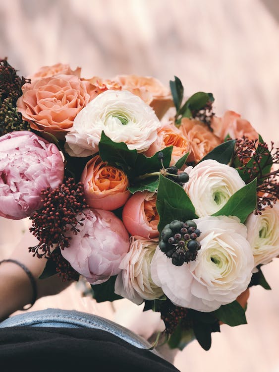Free White, Pink, and Orange Rose Bouquet Stock Photo