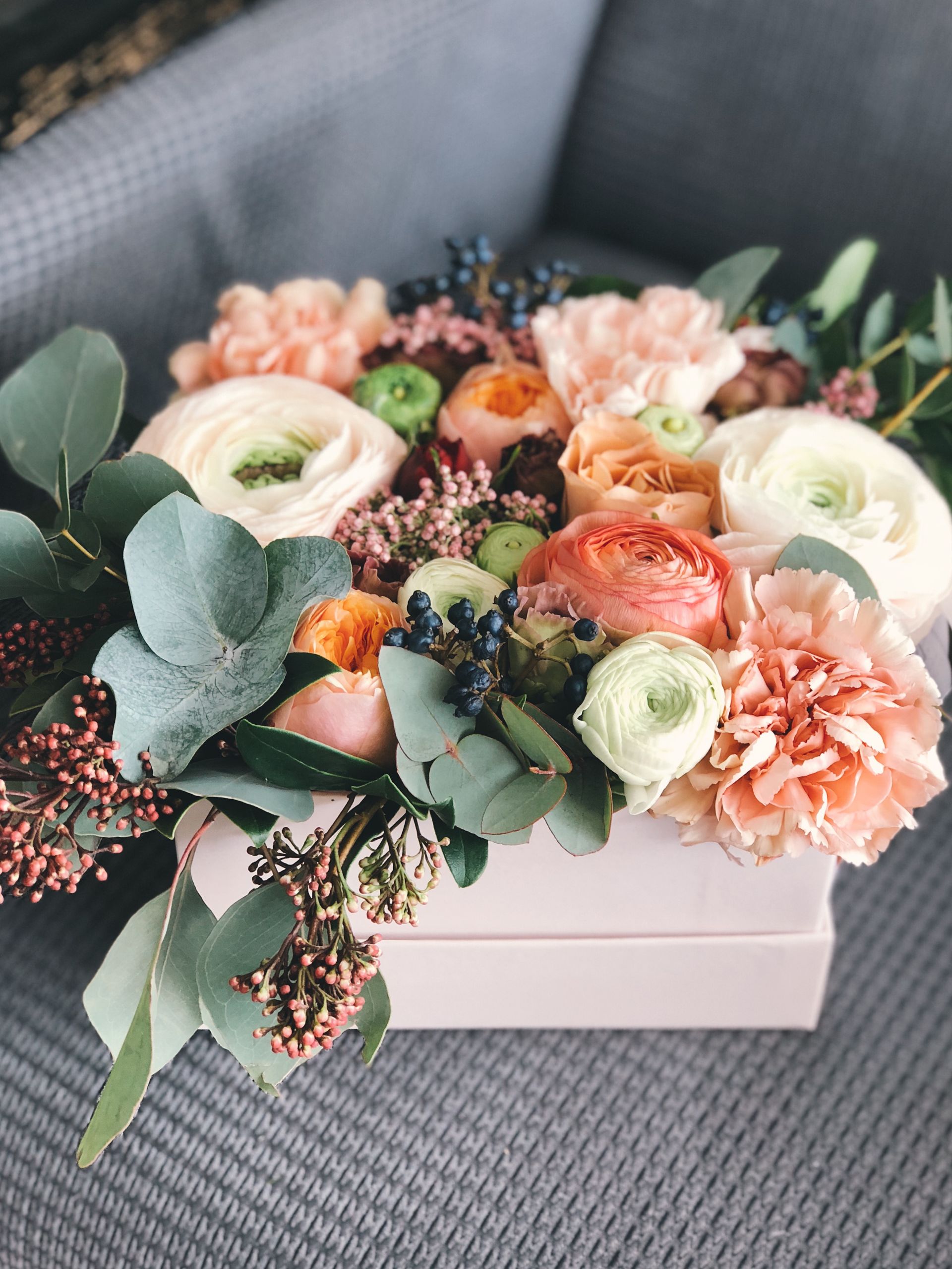 Bouquet de fleurs fraîches aux teintes roses, présenté dans une lumière tamisée