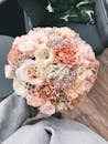 这束美丽的鲜花以桃色和象牙色玫瑰为主，非常适合婚礼或浪漫场合
