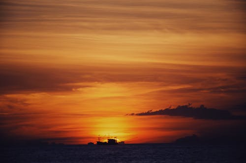 deniz, gemi, gün batımı içeren Ücretsiz stok fotoğraf