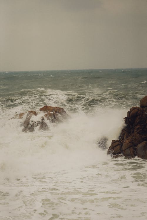 Fotobanka s bezplatnými fotkami na tému krajina pri mori, kývať, more