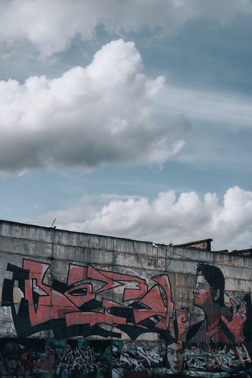 Foto profissional grátis de céu azul, construção, graffiti