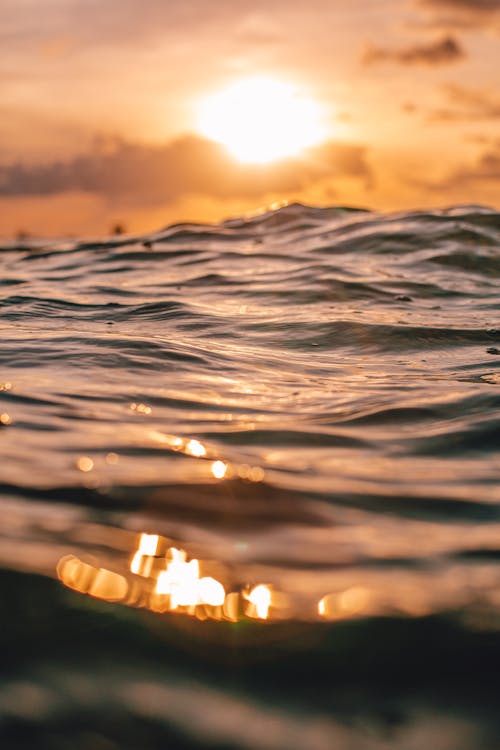altın saat, dalgalar, deniz suyu içeren Ücretsiz stok fotoğraf