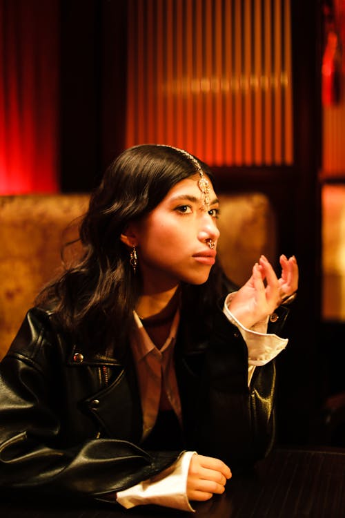 Ingyenes stockfotó ázsiai nő, étterem, fekete bőrkabát témában