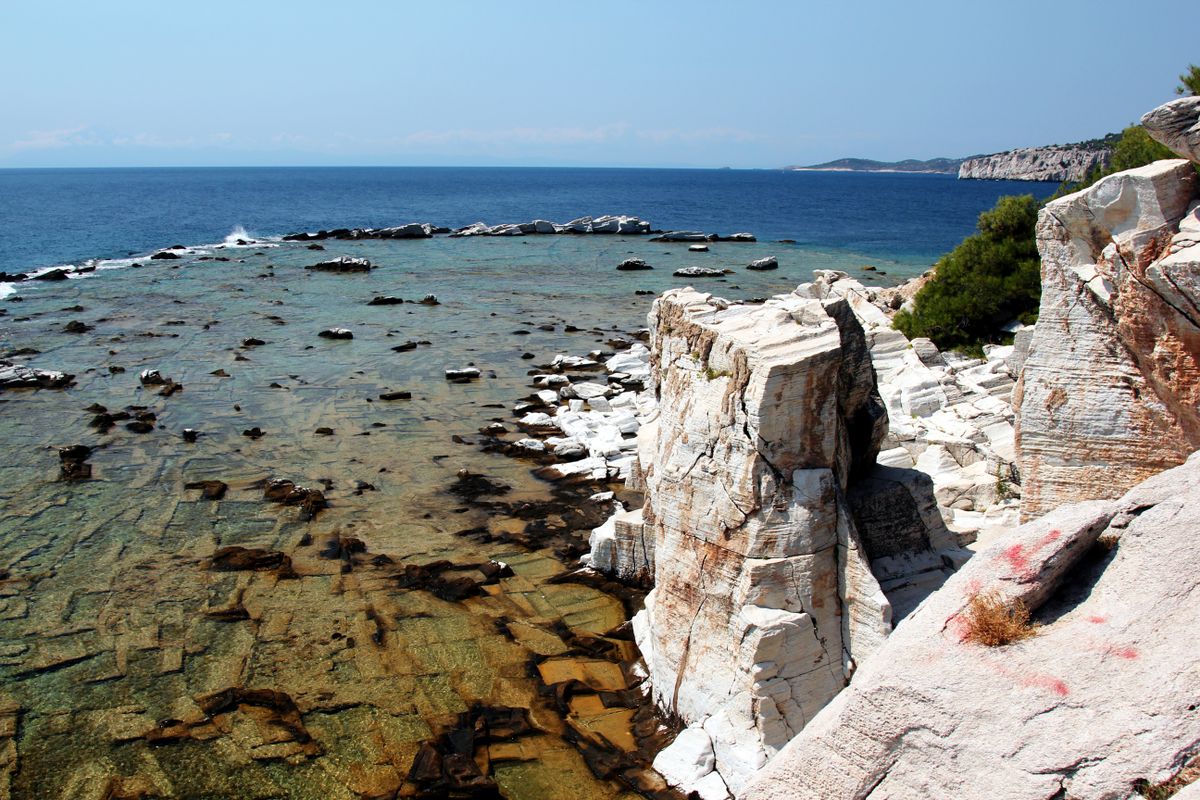 Stanci albe de marmura si apa limpede, la Aliki