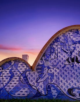 Vibrant mural at sunset in Belo Horizonte's Pampulha, capturing rich artistic heritage.
