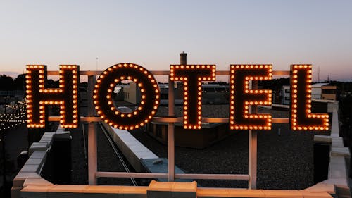 Fotos de stock gratuitas de hotel, iluminado, letreros