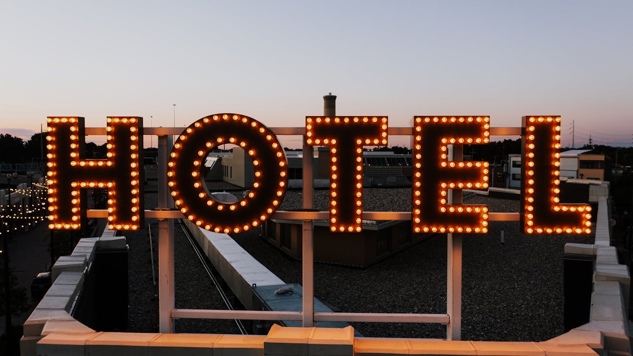 Gratis Fotos de stock gratuitas de hotel, iluminado, letreros Foto de stock