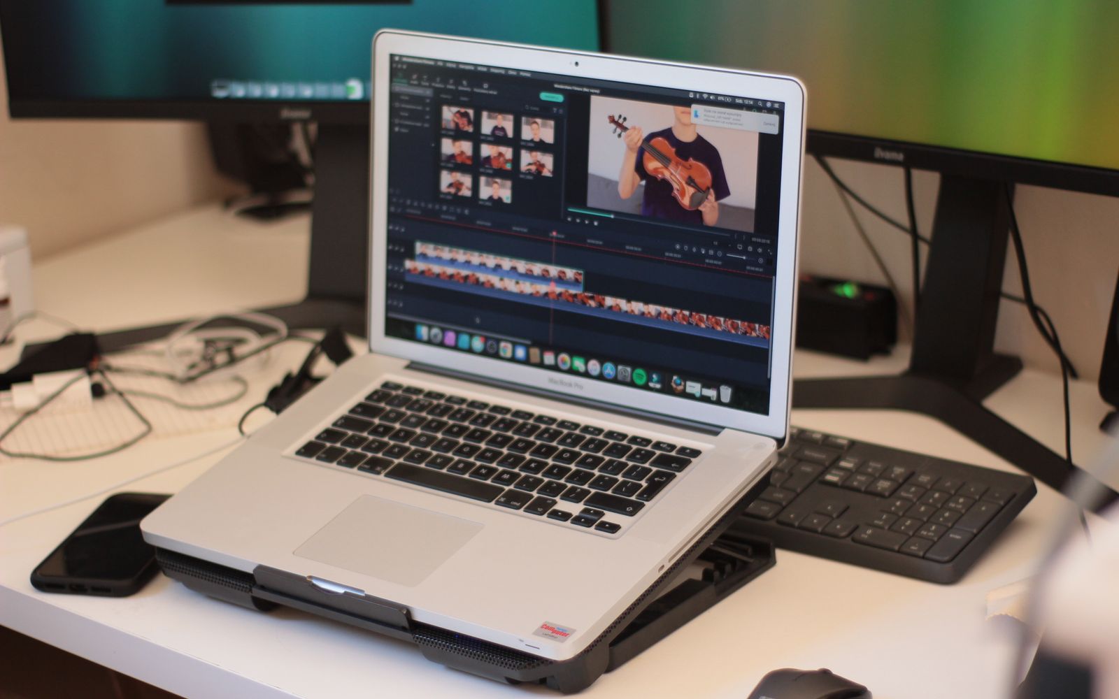 Logiciel de montage vidéo affiché sur un ordinateur portable, photo Pexels