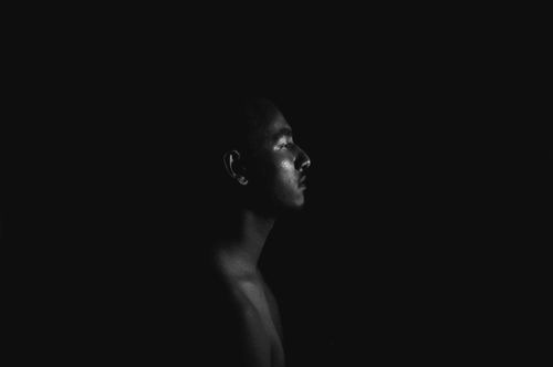 Free Artistic black-and-white profile portrait of a man in a studio setting. Stock Photo