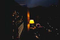 温暖的卧室灯光映照在城市景观上，为夜晚增添了氛围