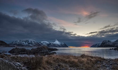 Fotos de stock gratuitas de cubierto de nieve, mar, montañas