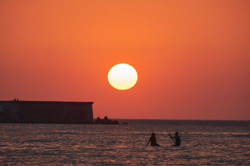 Ilmainen kuvapankkikuva tunnisteilla auringonlasku, dramaattinen taivas, hiekkaranta