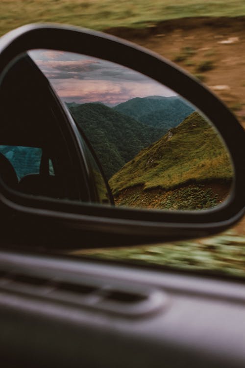 Безкоштовне стокове фото на тему «автомобіль, що рухається, бічне дзеркало, впритул»