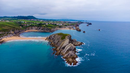 Foto d'estoc gratuïta de Costa, formació rocosa, foto des d'un dron