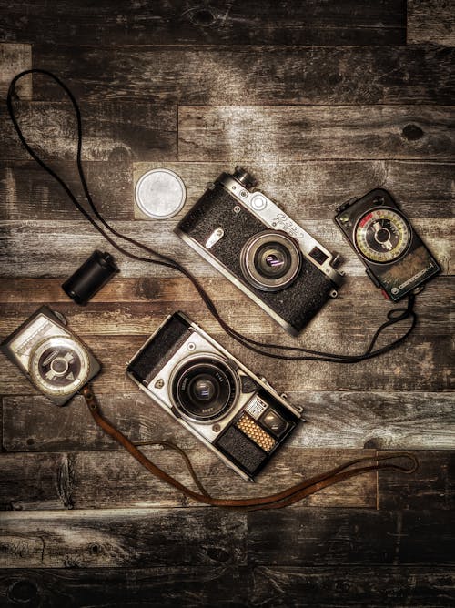 Fotobanka s bezplatnými fotkami na tému drevený stôl, fotoaparáty, klasický