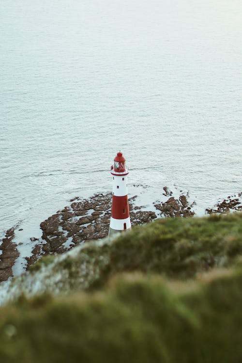 Weißer Und Roter Leuchtturm Nahe Dem Gewässer