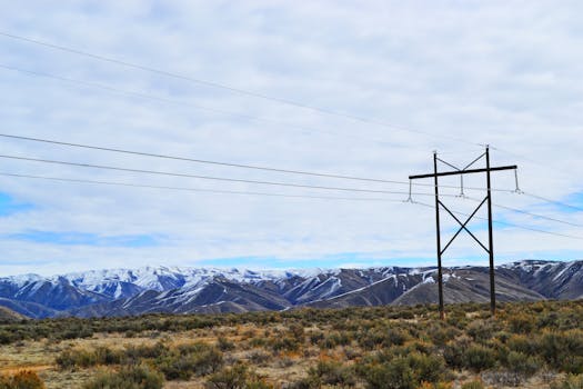 阴天里，电线横跨山脉的景观