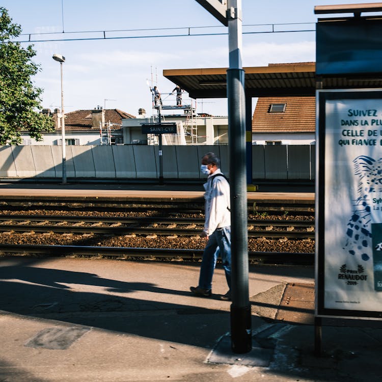 Gratis arkivbilde med gå, jernbanestasjon, mann