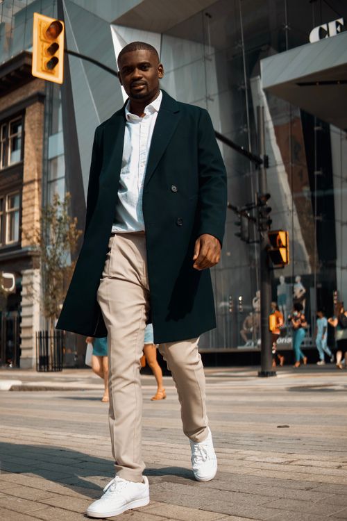 Free Stylish man walking downtown Ottawa, blending fashion with city life. Stock Photo