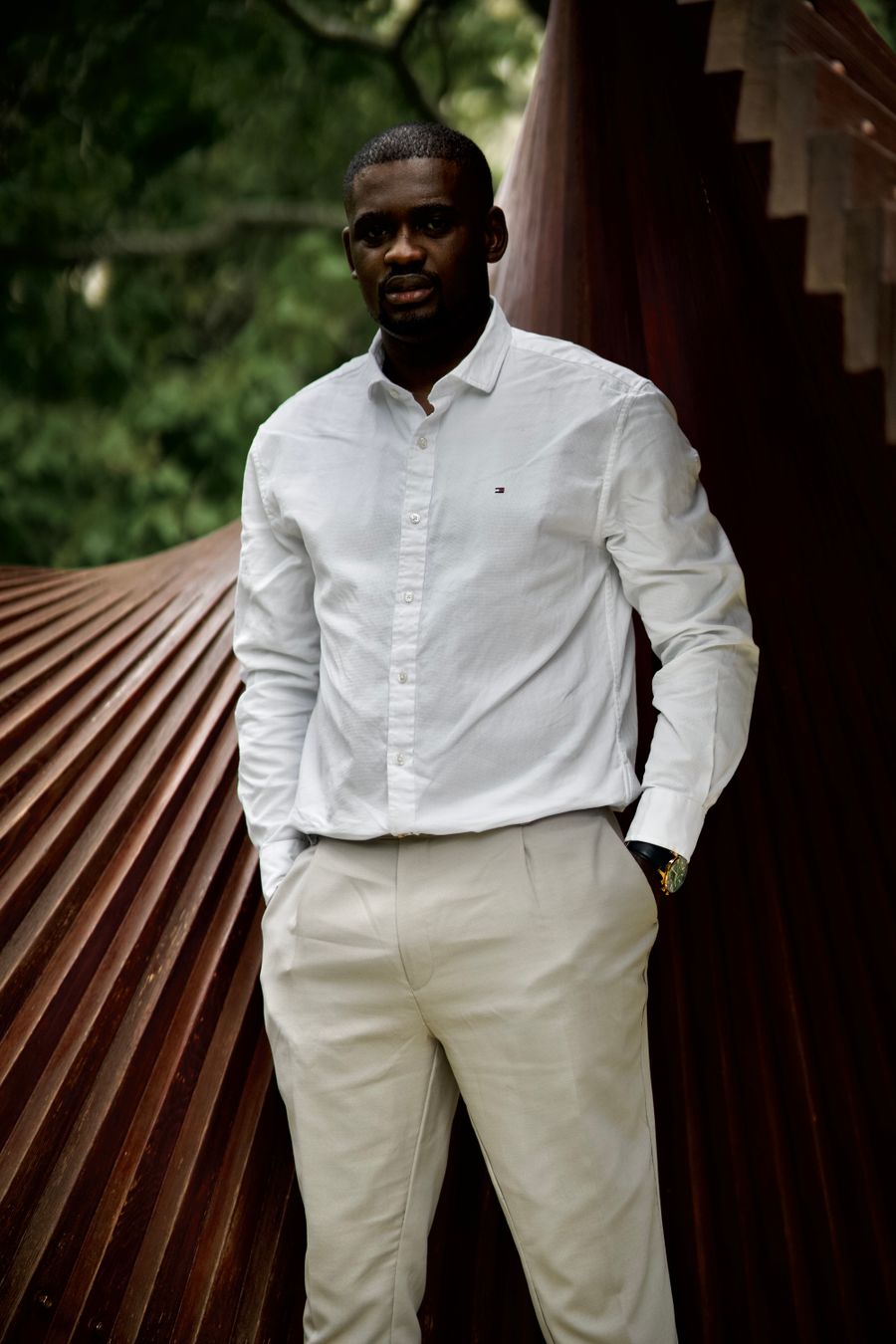 Homem elegante usando camisa branca e calça bege em estilo casual moderno