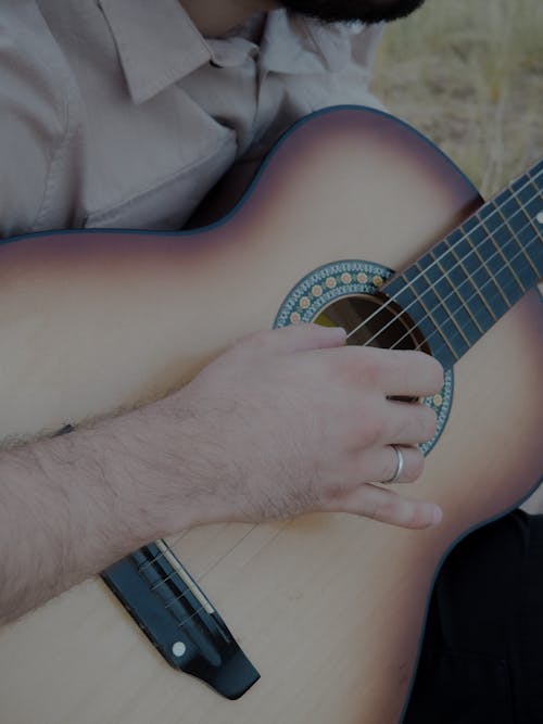 akustik gitar, dikey atış, el içeren Ücretsiz stok fotoğraf