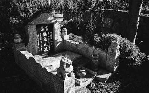 Bezpłatne Darmowe zdjęcie z galerii z cmentarz, czarno-biały, fotografia w skali szarości Zdjęcie z galerii