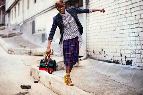 Persona Vestida Con Un Blazer Azul Y Negro Con Bolsa