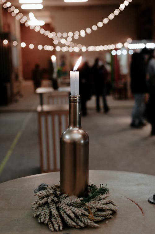 Kostenloses Stock Foto zu beleuchtet, brennende kerze, flasche