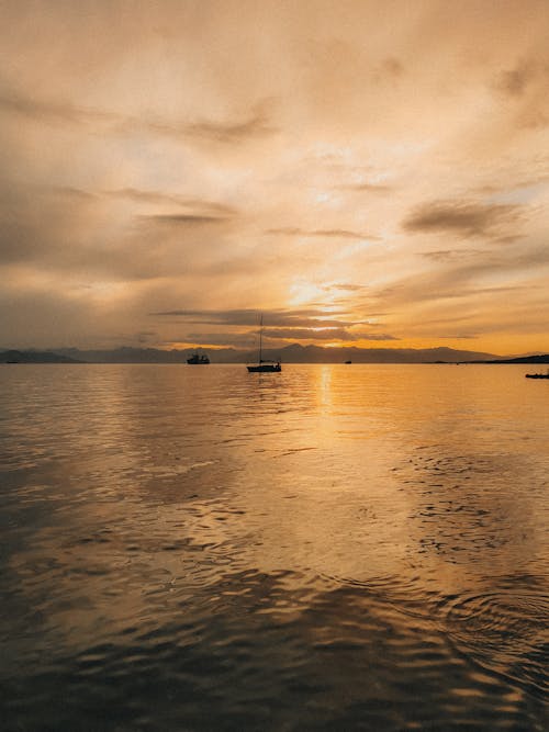 Kostnadsfri bild av båtar, dramatisk himmel, gyllene timmen