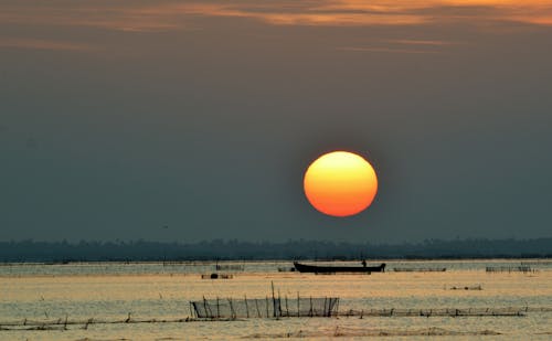 Бесплатное стоковое фото с вода, закат, золотое солнце