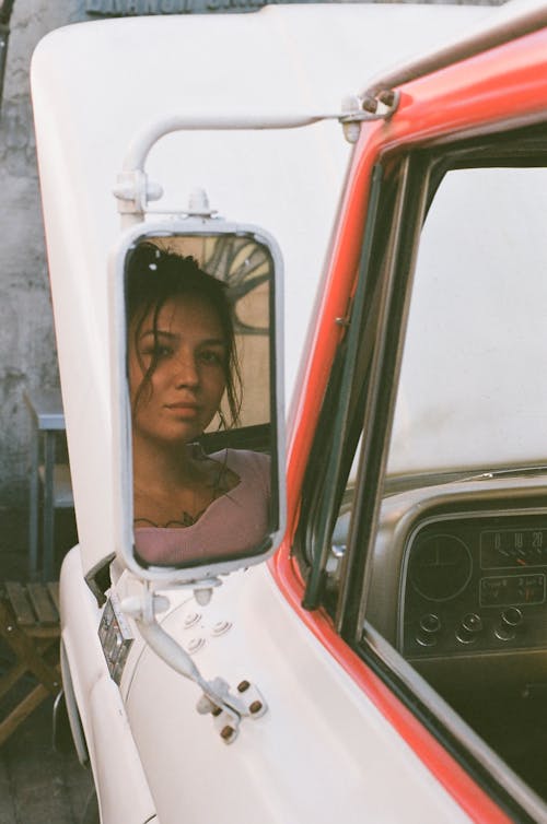 Gratuit Photos gratuites de automobile, femme hispanique, miroir de voiture Photos