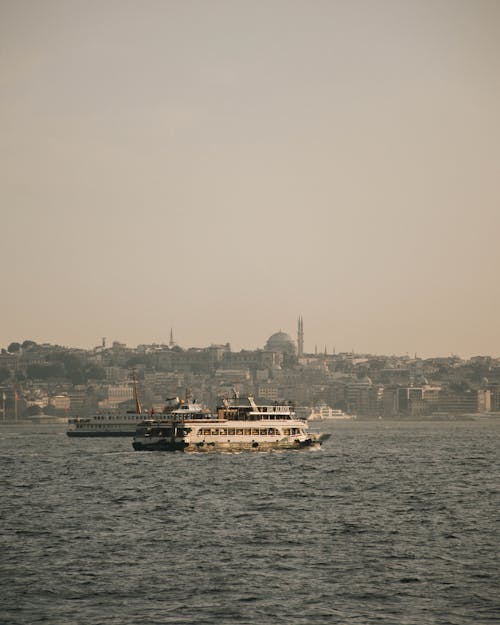 Δωρεάν στοκ φωτογραφιών με ferry boat, ζοφερό ουρανό, θάλασσα