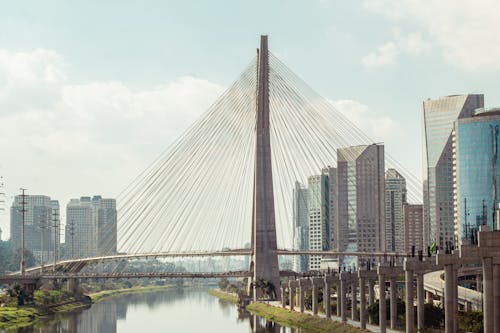 bezplatná Základová fotografie zdarma na téma brazílie, budovy, dlouhý most Základová fotografie