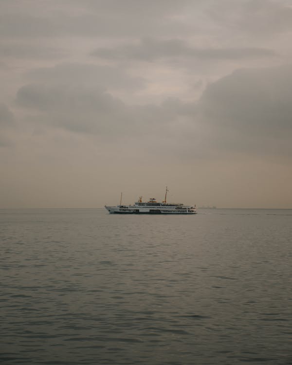 Δωρεάν στοκ φωτογραφιών με βάρκα, γκρίζος ουρανός, θάλασσα