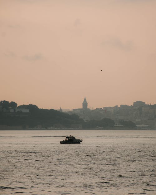 araç, deniz aracı, deniz kenarı içeren Ücretsiz stok fotoğraf