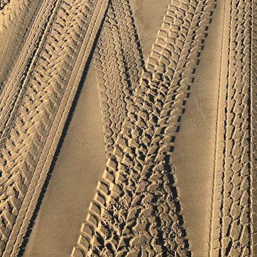 Безкоштовне стокове фото на тему «впритул, пісок, сліди шин»