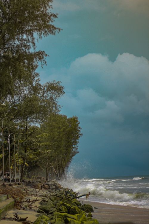 Free Captivating coastal scene in India with waves crashing and moody skies, perfect for travel and nature themes. Stock Photo