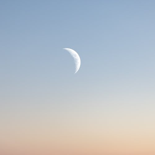 Kostnadsfri bild av gryning, halv måne, klar himmel
