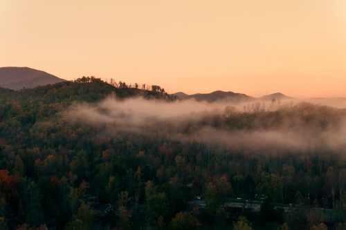Free A serene mist-covered mountain landscape in Gatlinburg, Tennessee during autumn. Stock Photo