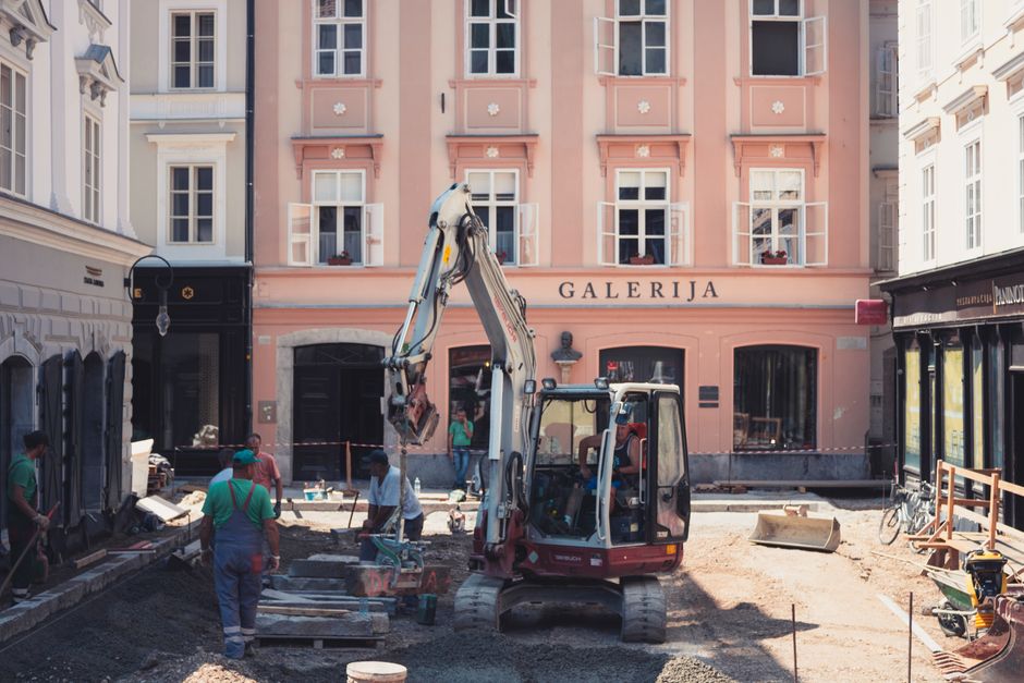 Obra en la calle Ljubljana, mostrando maquinaria pesada y trabajadores en un entorno urbano.