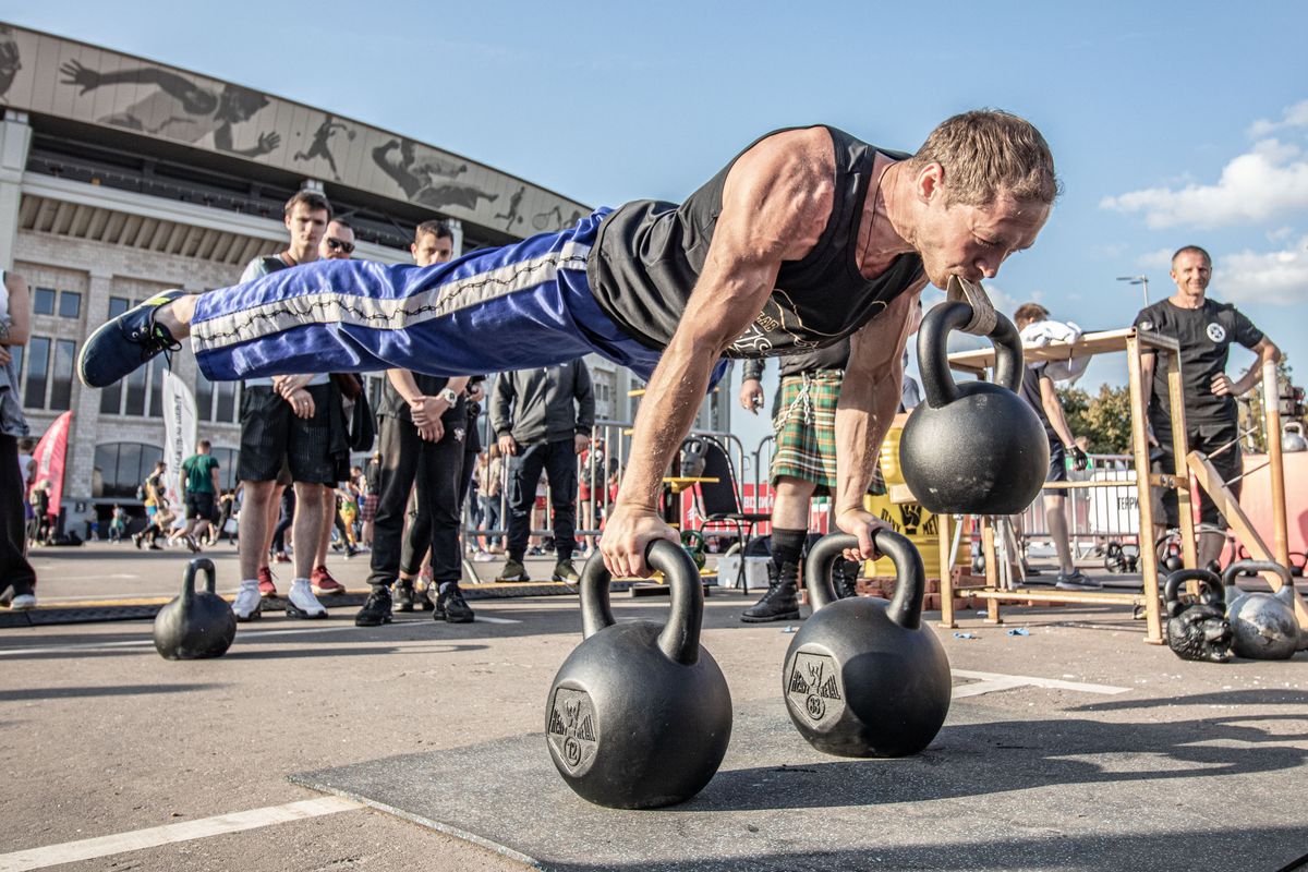 Homme qui fait des pompes avec une kettlebell