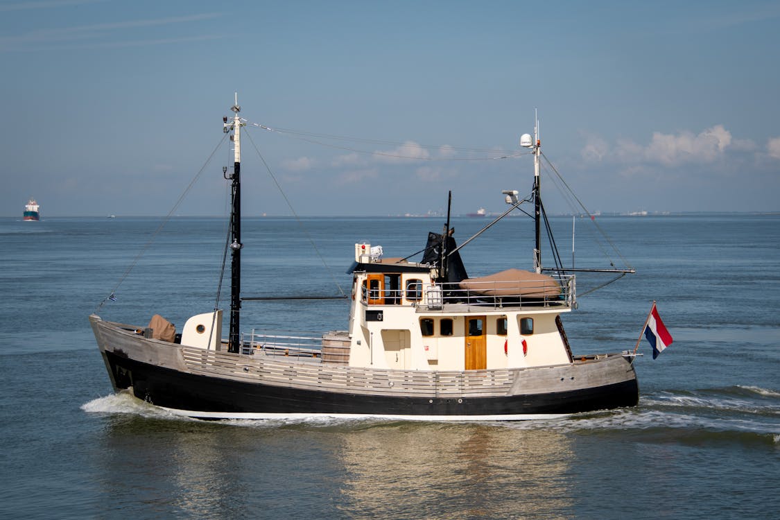 Kostenloses Stock Foto zu fischerboot, gewässer, meer