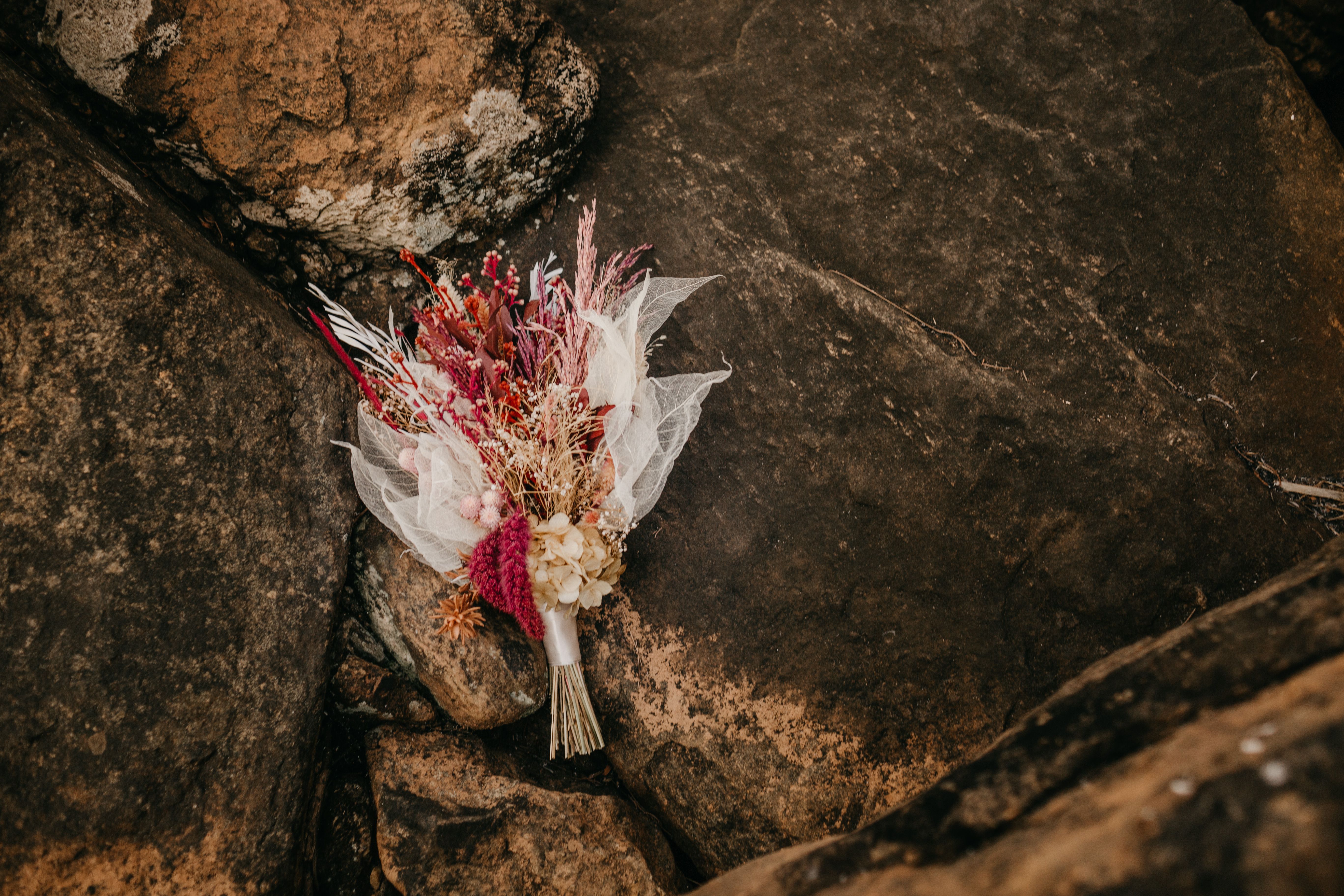 Boho-Strauß mit Pampasgras und getrockneten Rosen