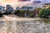 越南胡志明市城市景观中的池塘与喷泉景色