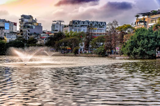 越南胡志明市城市景观中的池塘与喷泉景色