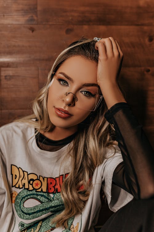 Bold accessories – add vintage baseball caps, chunky chains, or sleek modern sunglasses to complete your streetwear look.