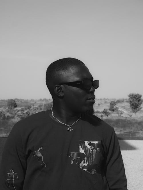 Free Monochrome Photo of a Man Wearing Sunglasses Looking Away Stock Photo